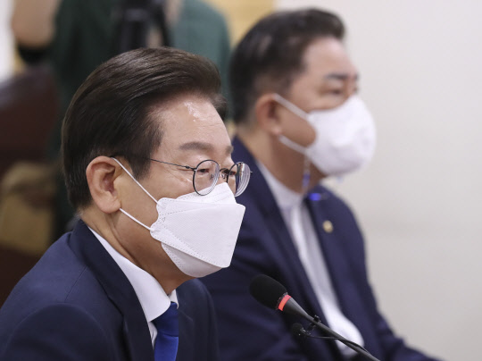 더불어민주당 이재명 당 대표 후보가 3일 국회 의원회관에서 열린 기자간담회에서 기자들의 질문에 답하고 있다.  [국회사진기자단]